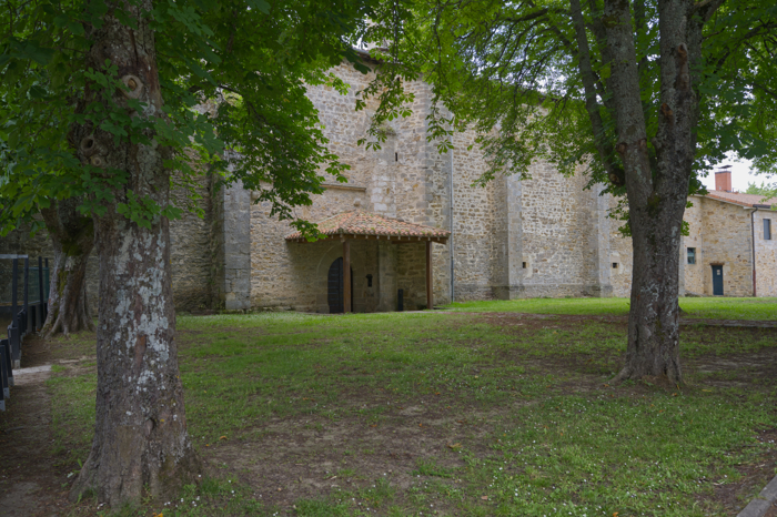 Muro norte de la iglesia con portal de acceso en el monasterio de Barría